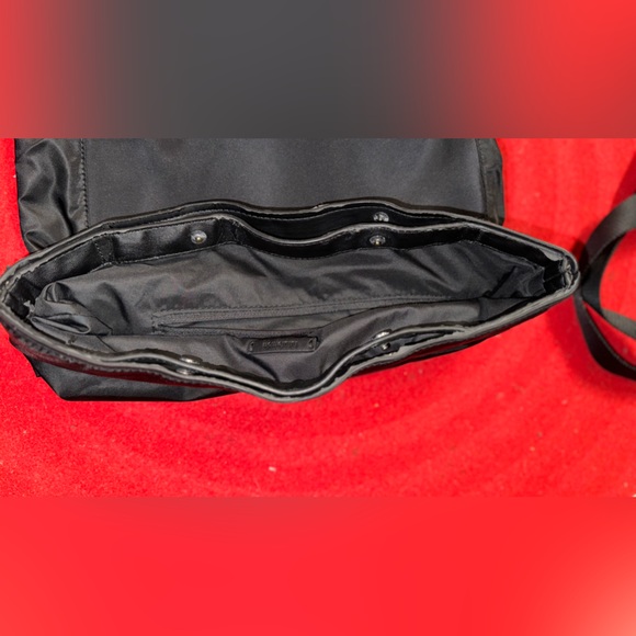 Lululemon shoulder bag, perfect material just wear on lining of snap buttons - Picture 5 of 7